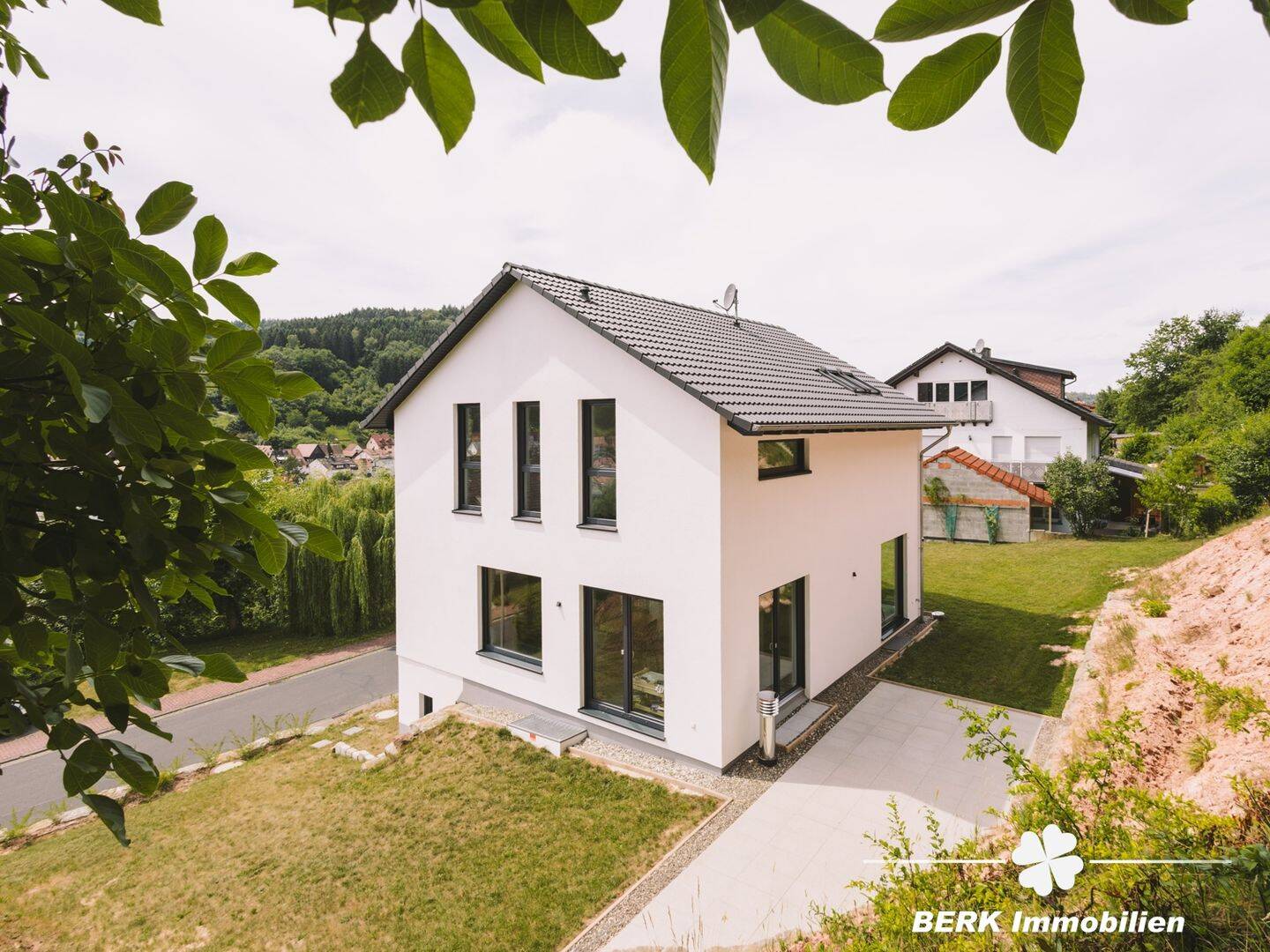 BERK Immobilien – Zukunftssicheres Wohnen mit Aussicht: Neuwertiges Effizienzhaus in Neuhütten, 97843 Neuhütten