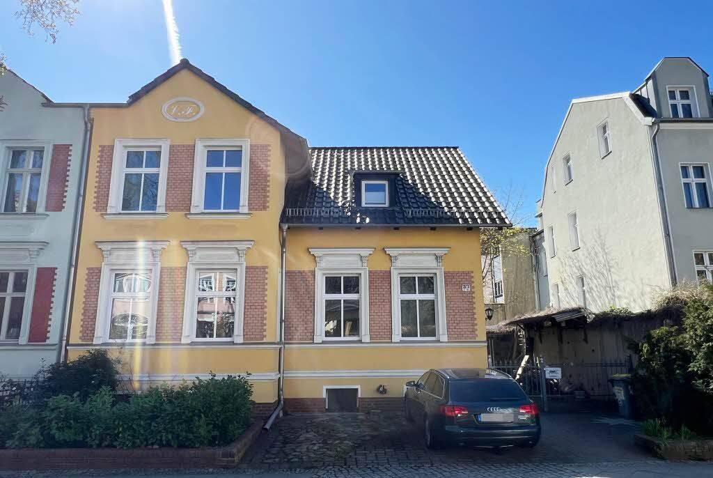 Berlin-Karlshorst: Doppelhaushälfte, für 1 bis 2 Familien, Dachterrasse, Garten, PKW-Stellplatz, 10318 Berlin (Treptow-Köpenick)