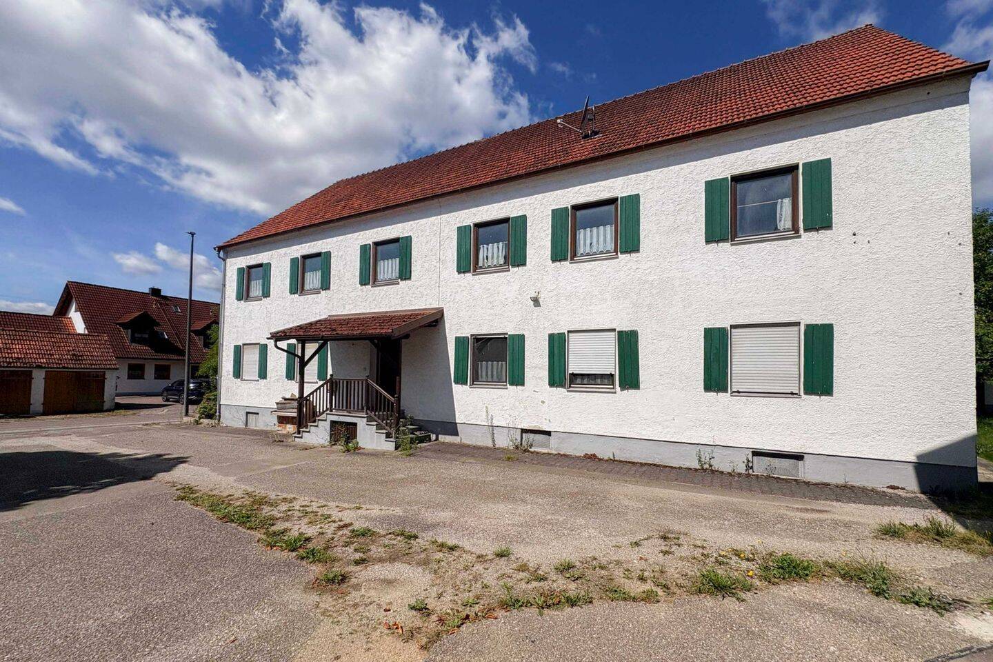 Sanierungsbedürftiges Zweifamilienhaus mit großem Entwicklungspotenzial auf 1100m² Grundstücksfläche, 86568 Hollenbach