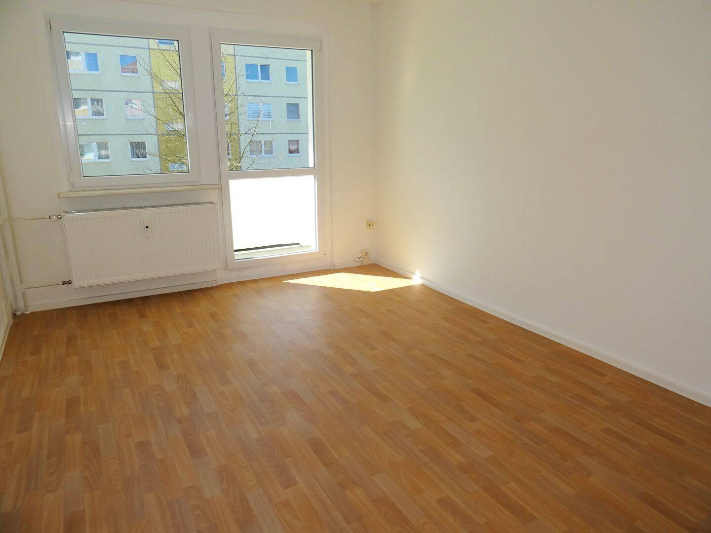 ** Fahrstuhl und Balkon ** Für ältere Personen geeignet ** 2 Zimmer Wohnung zu vermieten!, 8412 Werdau