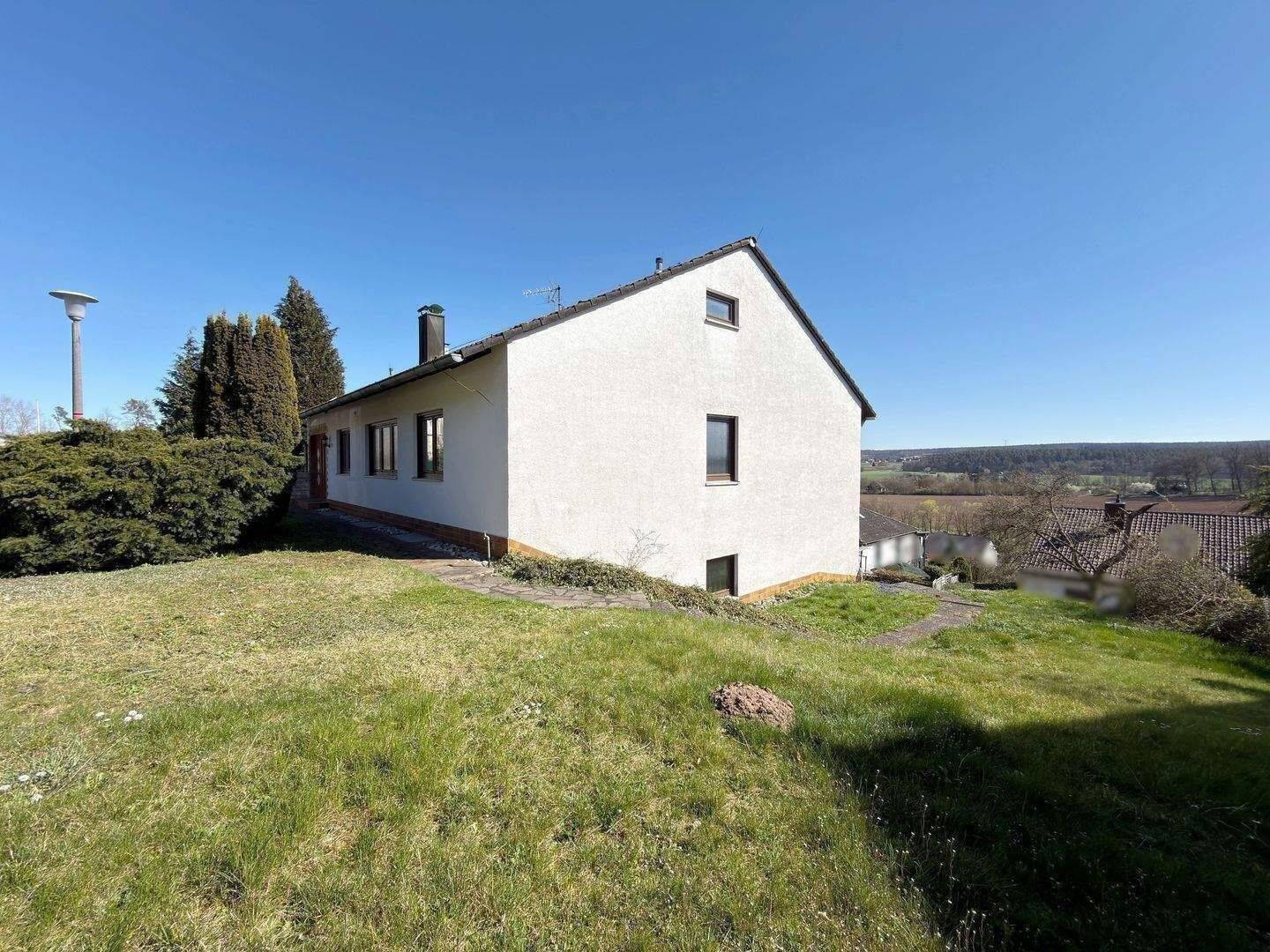 Zweifamilienhaus mit großem Grundstück und viel Potenzial! Doppelgarage ~ zwei separate Wohneinheiten, 90614 Ammerndorf