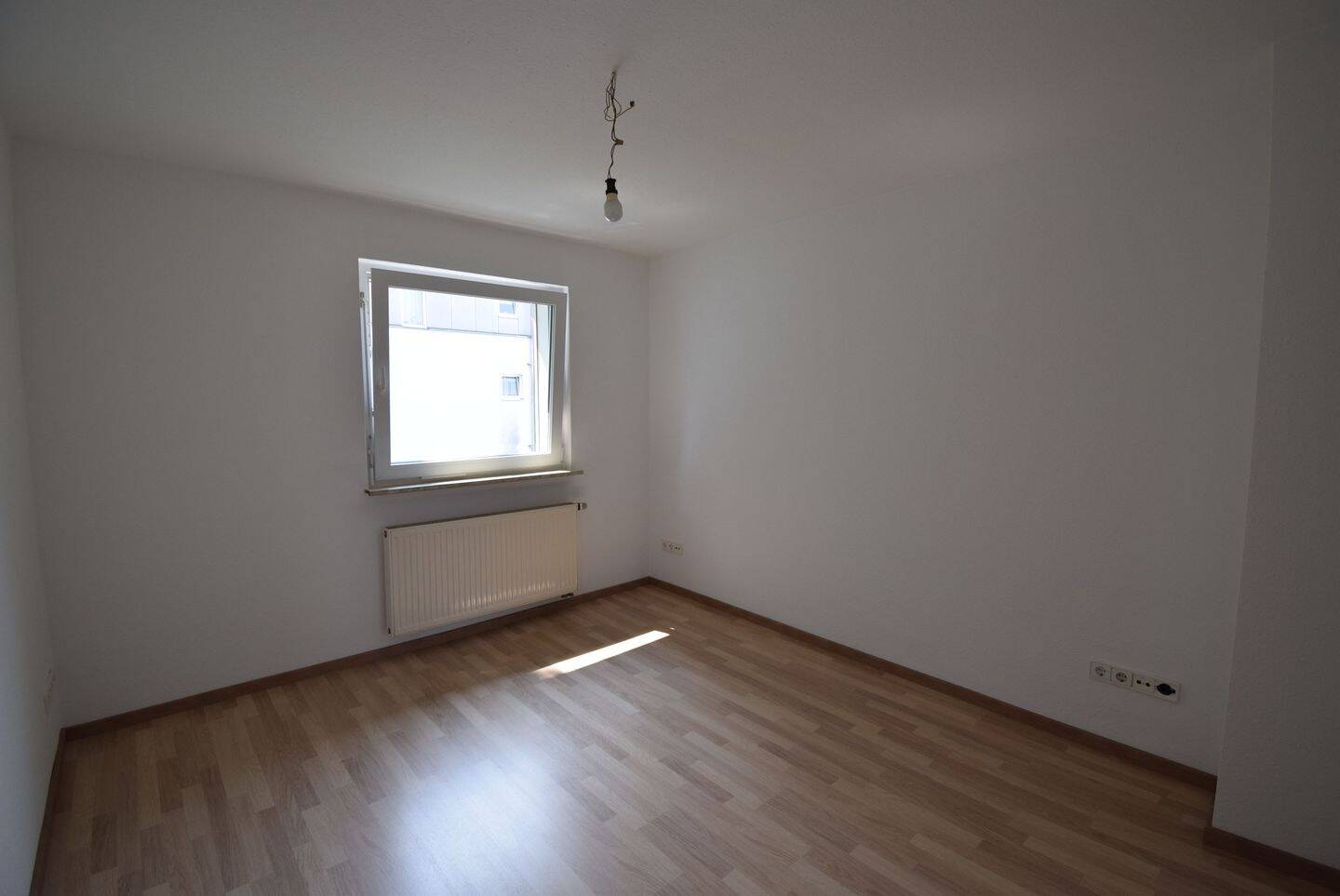 Lichtdurchflutete 3-Zimmer-Wohnung mit Einbauküche in Stuttgart, 70437 Stuttgart (Freiberg Mönchfeld Rot Zazenhausen Zuffenhausen)