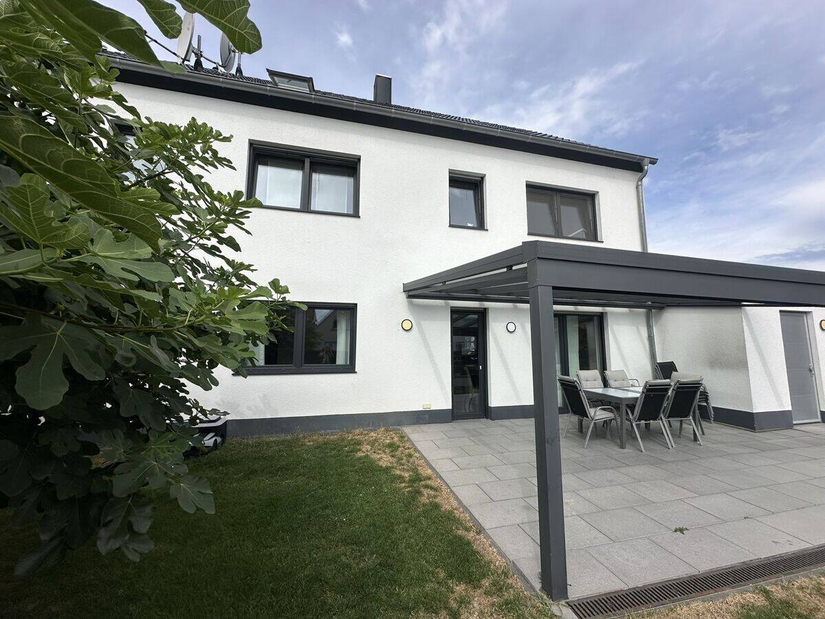 Exklusive Doppelhaushälfte mit Premium-Ausstattung, Doppelgarage und traumhaftem Garten, 63762 Großostheim