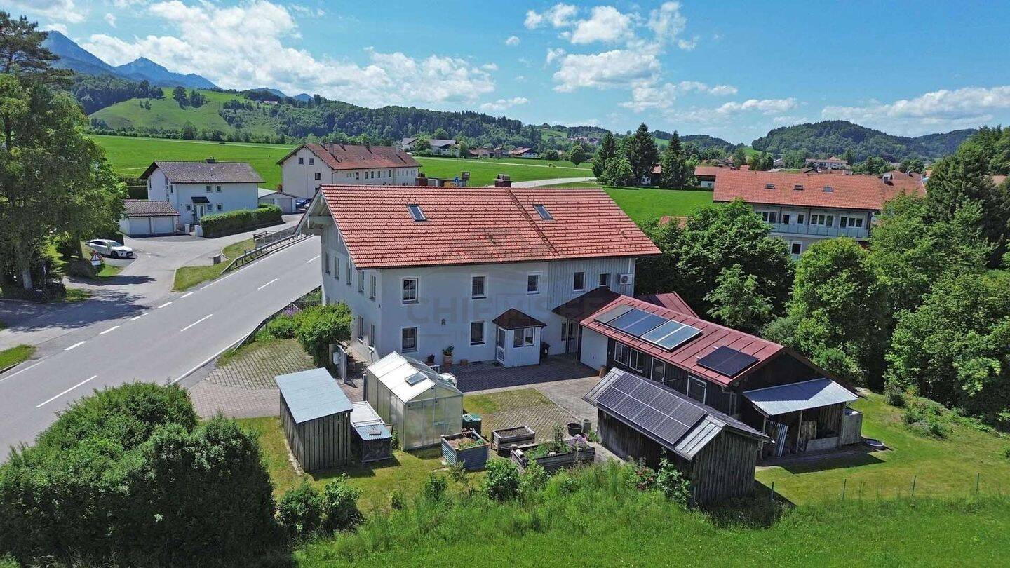 Saniertes Zweifamilienhaus auf großem Grundstück in Siegsdorf, 83313 Siegsdorf