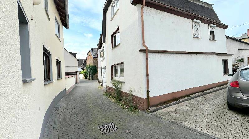 Renovierungsbedürftiges Einfamilienhaus mit Potential Garage und Keller in Rheinbrohl im Zentrum, 56598 Rheinbrohl