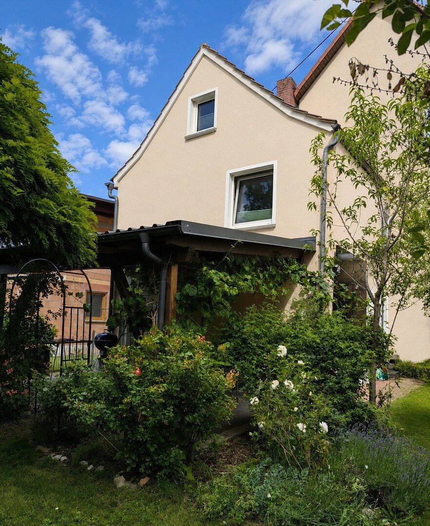 Modernisierte Doppelhaushälfte mit liebevollem Garten, Bachzugang und Doppelgarage in Hutschdorf, 95349 Thurnau