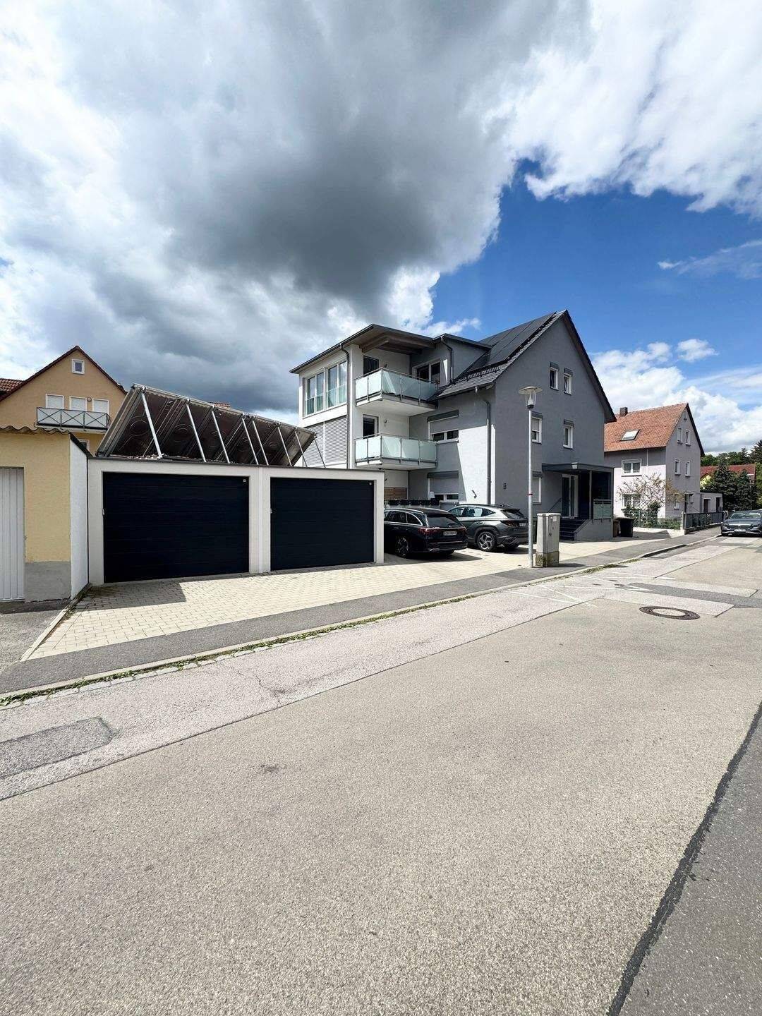 Neuwertige helle 2,5 Zimmer Dachgeschosswohnung mit 2 Stellplätzen und Balkon, 90574 Roßtal