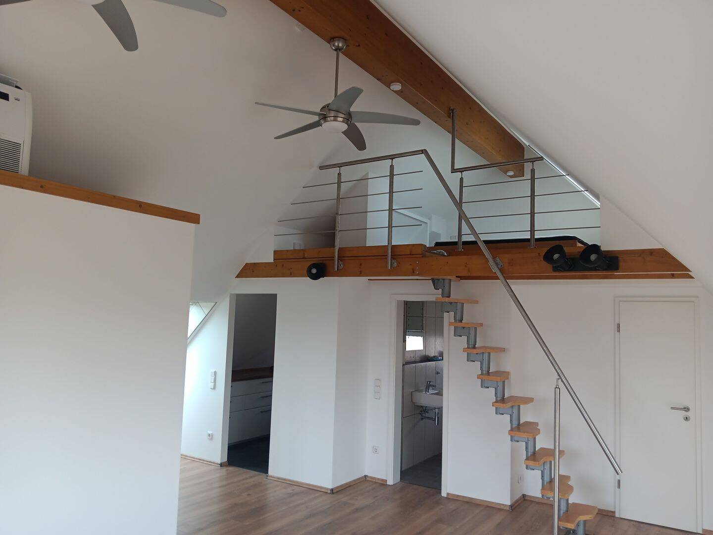 Wunderschöne DG-Wohnung mit Klimaanlage, 40472 Düsseldorf (Hubbelrath Lichtenbroich Rath Unterrath)