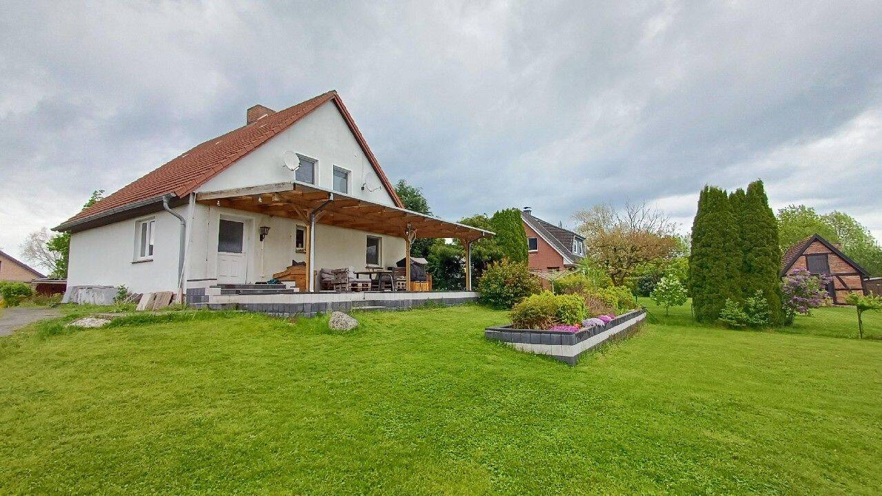Einfamilienhaus auf großem Grundstück mit Terrasse und massiven Garagengebäude nahe dem Cramoner See, 19071 Cramonshagen