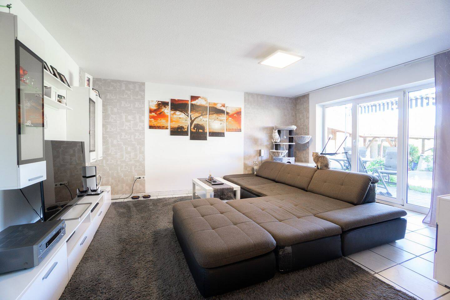 Attraktive 4-Zimmer-Erdgeschosswohnung mit Terrasse und drei Garagen, 72505 Krauchenwies