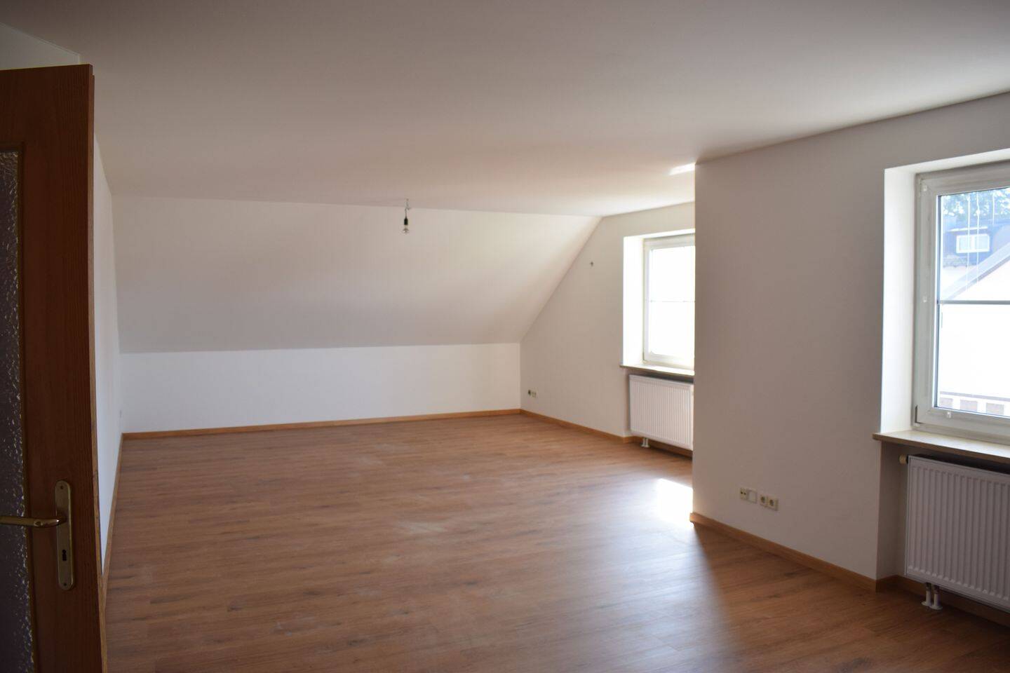Geräumige 3-Zimmer Dachgeschosswohnung mit Einbauküche und Balkon!, 84048 Mainburg