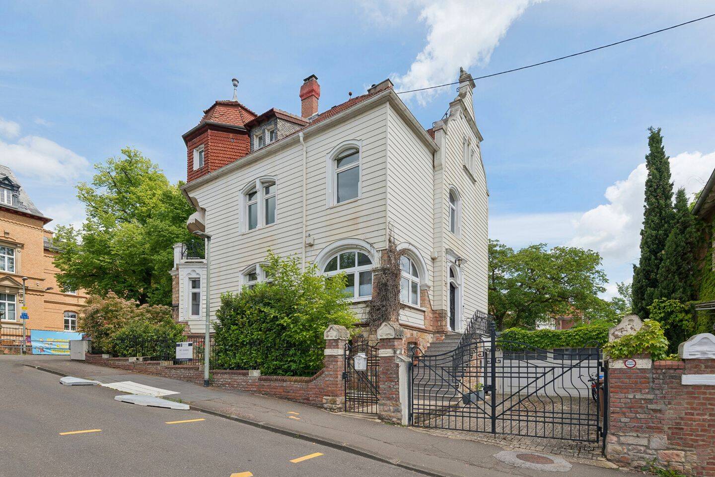 Liebevoll modernisierte Altbauvilla mit Wintergarten, Gewölbekeller und drei Wohnbereichen, 55545 Bad Kreuznach
