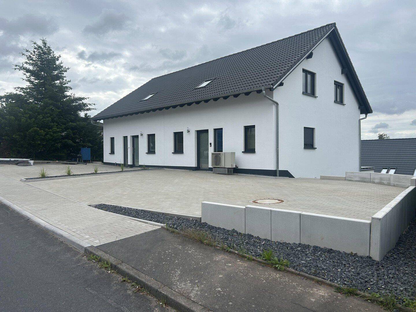 Doppelhaushälfte mit zwei Eigentumswohnungen, 36100 Petersberg