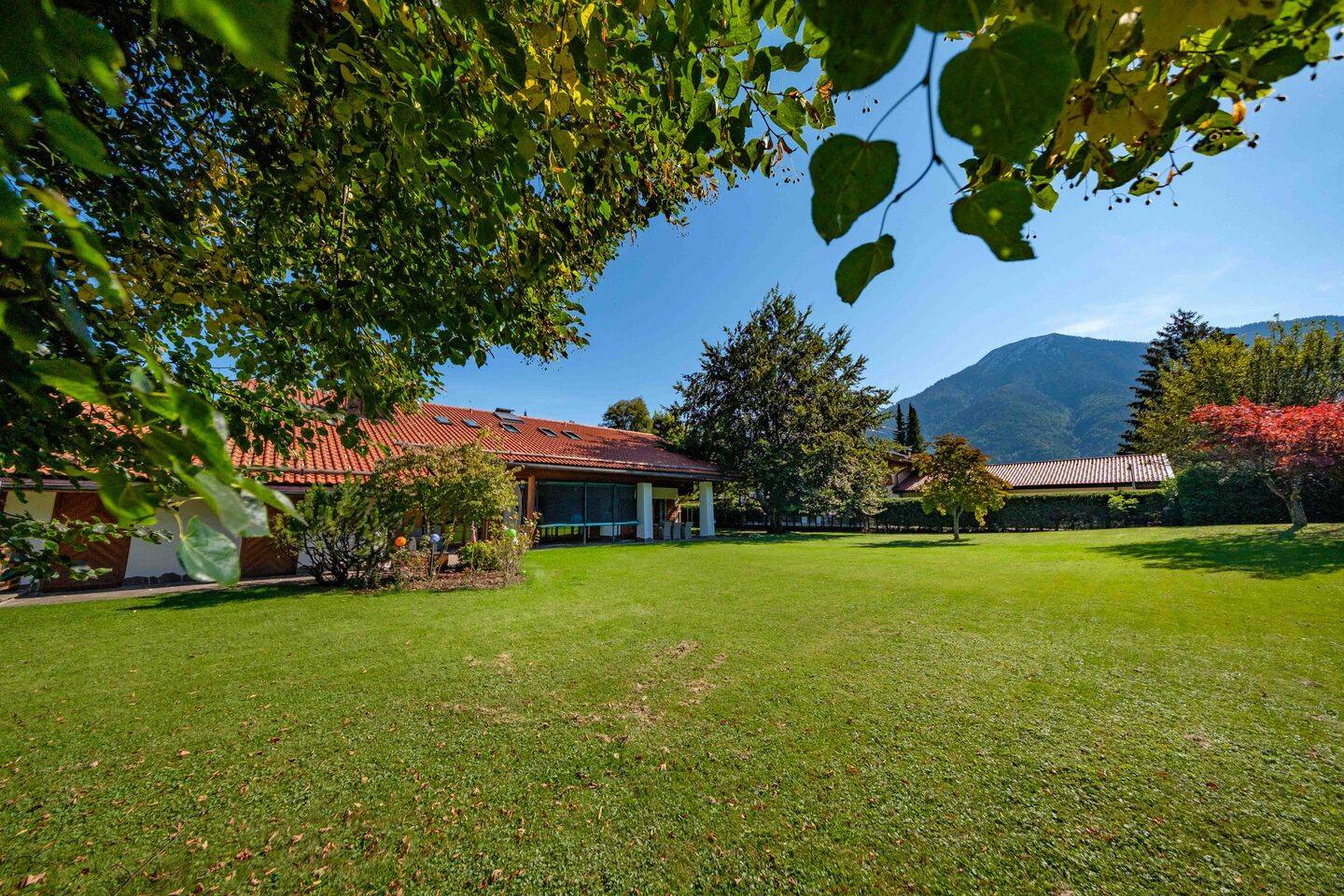Landhausvilla auf großzügigem Grundstück in bester Wohnlage, 83700 Rottach-Egern