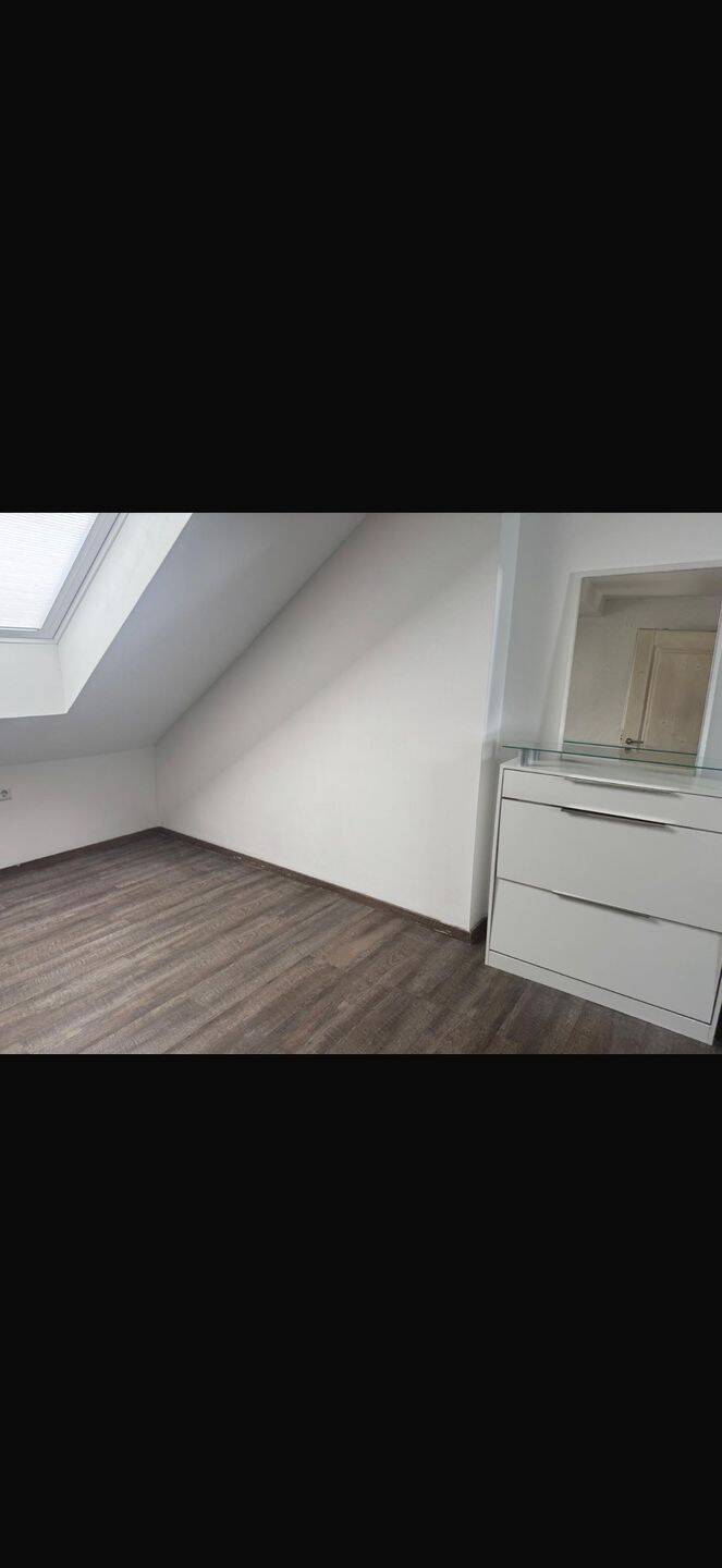 Moderne 2-Zimmer-Dachgeschosswohnung Teilmöbliert (55 m²) mit Einbauküche in Kinding, 85125 Kinding