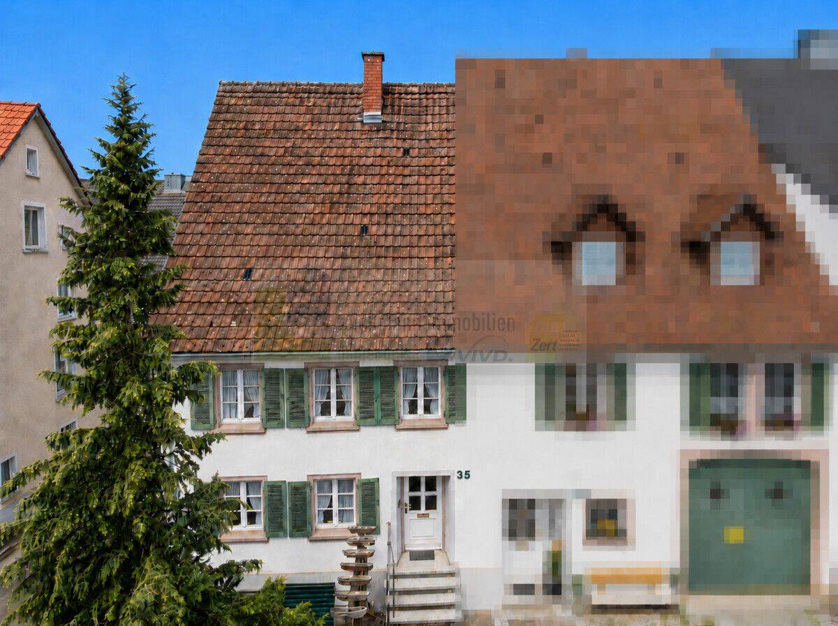 Historisches Stadthaus in Hüfingen: gepflegtes Reiheneckhaus in zentraler Lage mit Balkon, Garten, Keller und Ausbaureserve im Speicher, 78183 Hüfingen