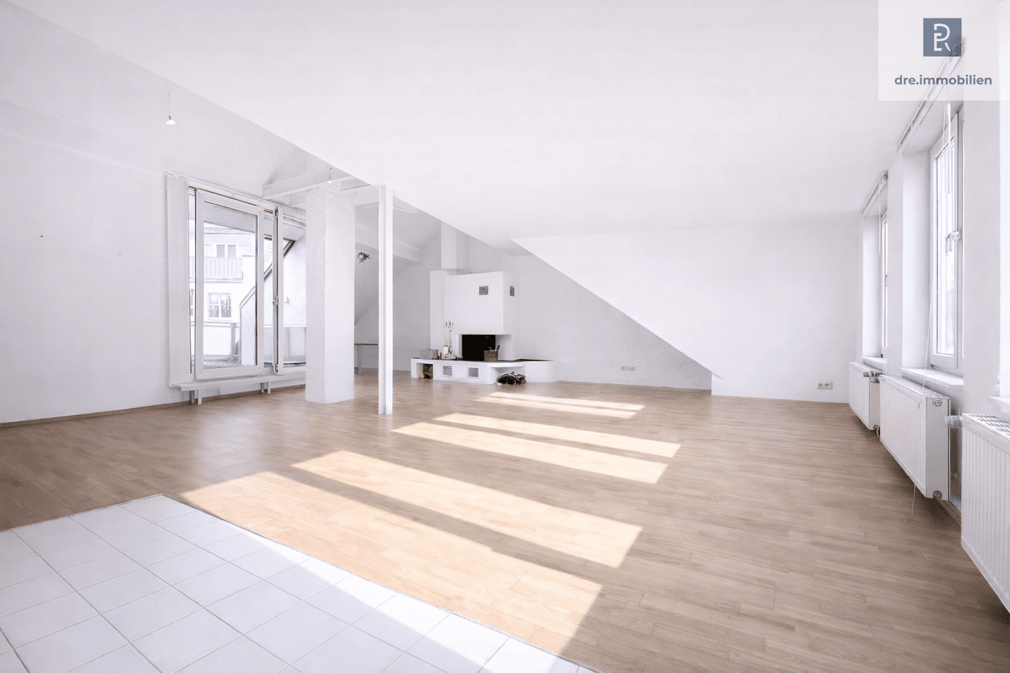 Köln-Severinsviertel // Über den Dächern Kölns // Helle und luftig geschnittene Dachgeschosswohnung, 50678 Köln (Innenstadt-Süd Altstadt-Süd Neustadt-Süd)