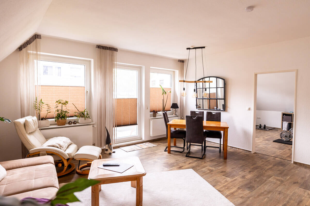 *** TOP GEPFLEGTE und MODERNISIERTE EIGENTUMSWOHNUNG mit GARTEN, EIGENER HAUSTÜR und CARPORT ***