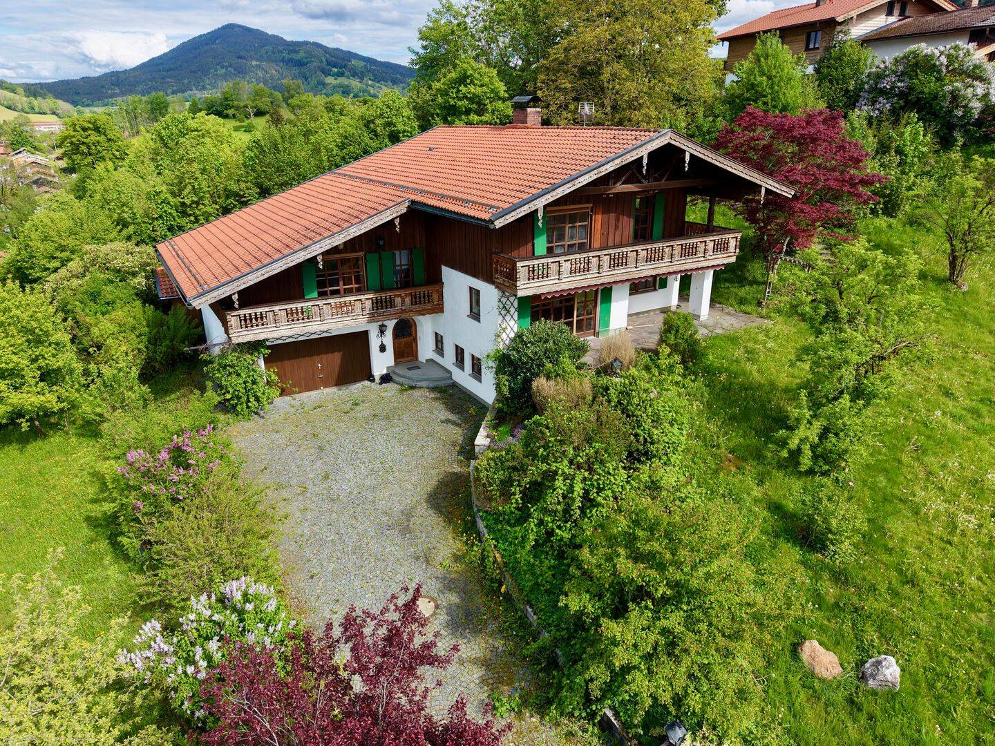 Besonderes Split-Level-Einfamilienhaus in schöner Wohnlage von Hausham, 83734 Hausham