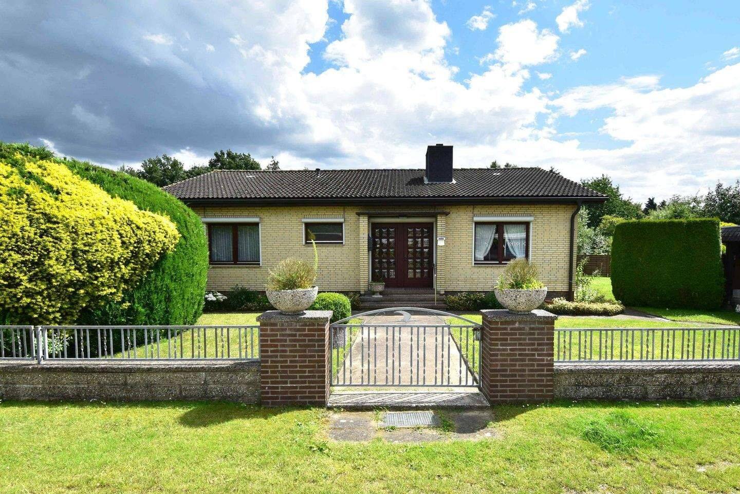Sandesneben – Gut geschnittenes Einfamilienhaus mit großem Garten in Dorfrandlage auf 5 Jahre begrenzt zu vermieten, 23898 Sandesneben