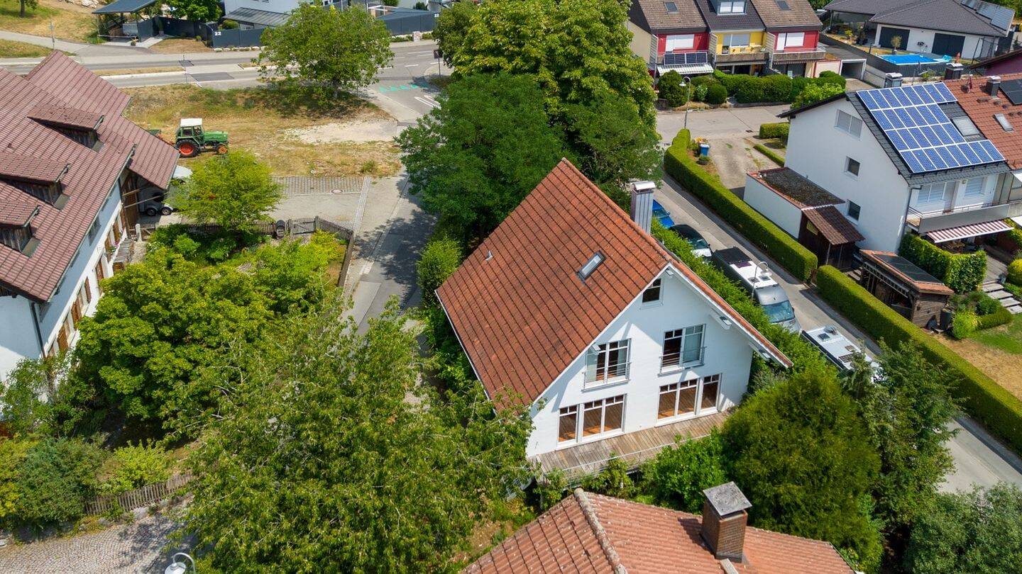 KN-Dettingen: Freistehendes Einfamilienhaus mit Garten, Garage und Einliegerbereich – frei 01.09.26, 78465 Konstanz
