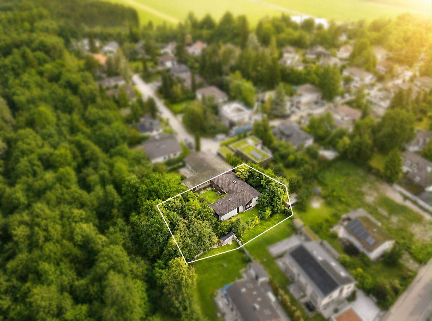 Exklusives Wohnen am Waldrand – Bungalow auf 1.240 m² Traumgrundstück in Krailling!, 82152 Krailling