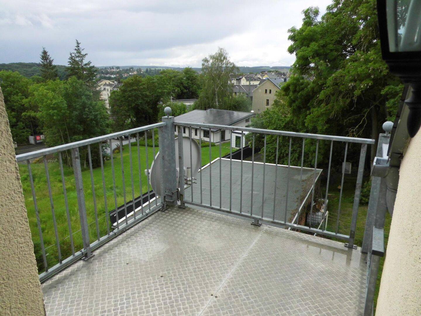 4-Zimmer-DG-Wohnung mit Balkon mit Ausblick in relativ ruhiger Stadtlage (Nebenstraße – nur 5 Gehminuten zum Zentrum)., 8468 Reichenbach im Vogtland