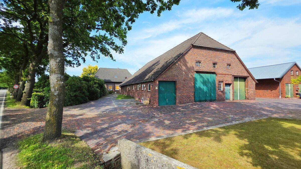 Resthof mit Wohnhaus und großen Nebengebäuden in Westerstede-Halsbek, 26655 Westerstede