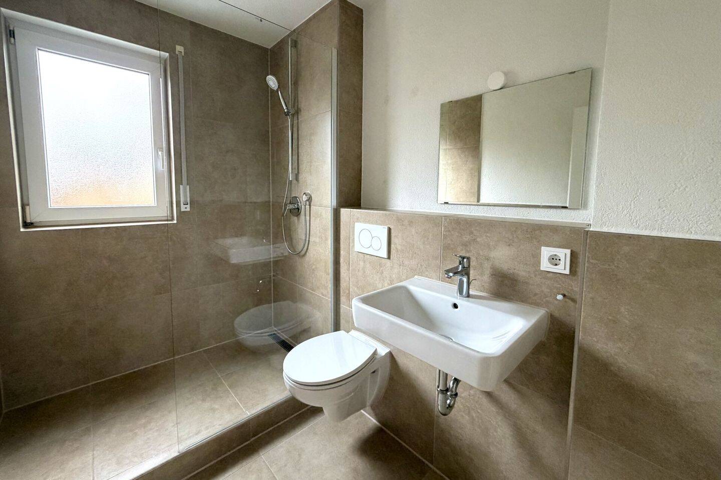 Komfortable 2-Zimmer-Wohnung mit Balkon, neuer Einbauküche & Stellplatz, 74385 Pleidelsheim
