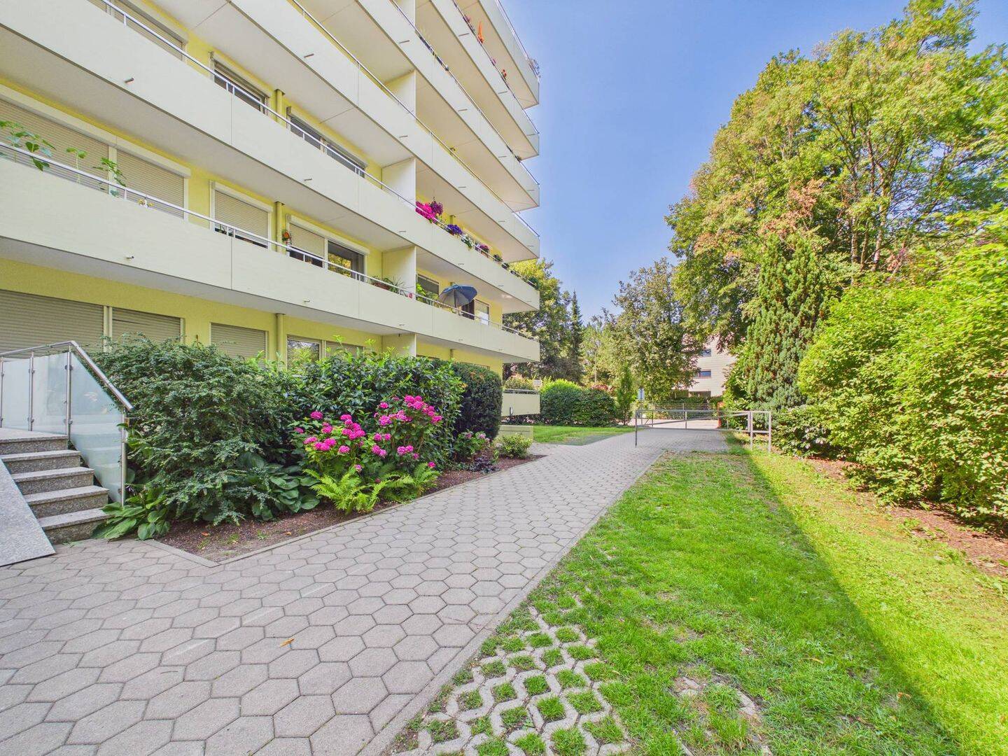 Licht. Raum. Freiheit. Außergewöhnliche 4 Zimmer-Wohnung mit umlaufendem Balkon und viel Potenzial, 82178 Puchheim