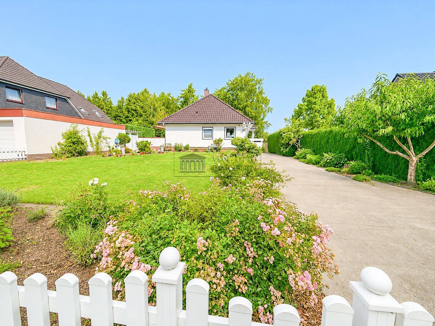 Wohnglück auf einer Ebene – Gepflegter Bungalow mit großem Grundstück, 24537 Neumünster (Böcklersiedlung Faldera Gartenstadt)