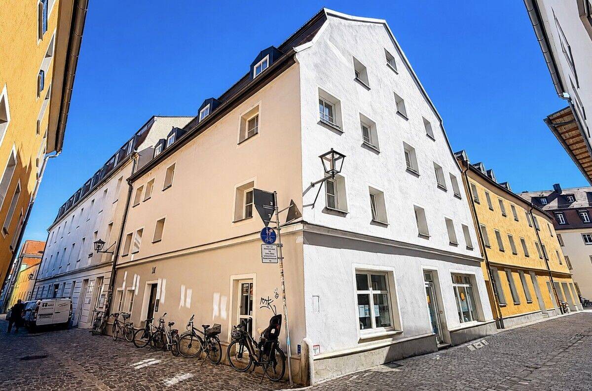 Vermietete 2-Zimmer-Wohnung mit Innenhofterrasse in bester Regensburger Altstadtlage, 93047 Regensburg (Innenstadt Kasernenviertel Ostenviertel Westenviertel)