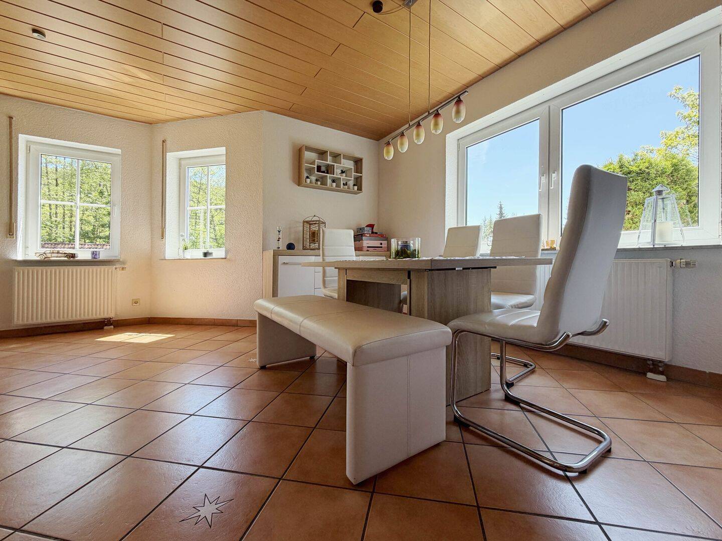 Familienoase. 7 helle Zimmer auf 201 m². Separate Einliegerwohnung. Überdachte Terrasse. 2 Garagen., 78078 Niedereschach