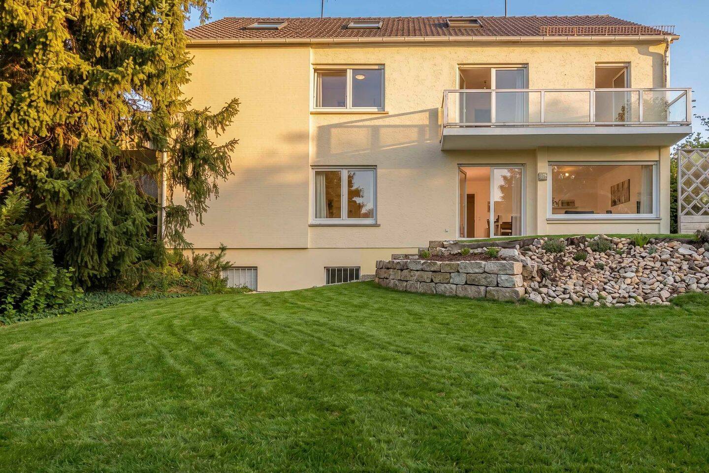 DHH: Familienidyll mit großem Garten, Terrasse und Garage in Bestlage von Heilbronn, 74074 Heilbronn (Heilbronn Sontheim)