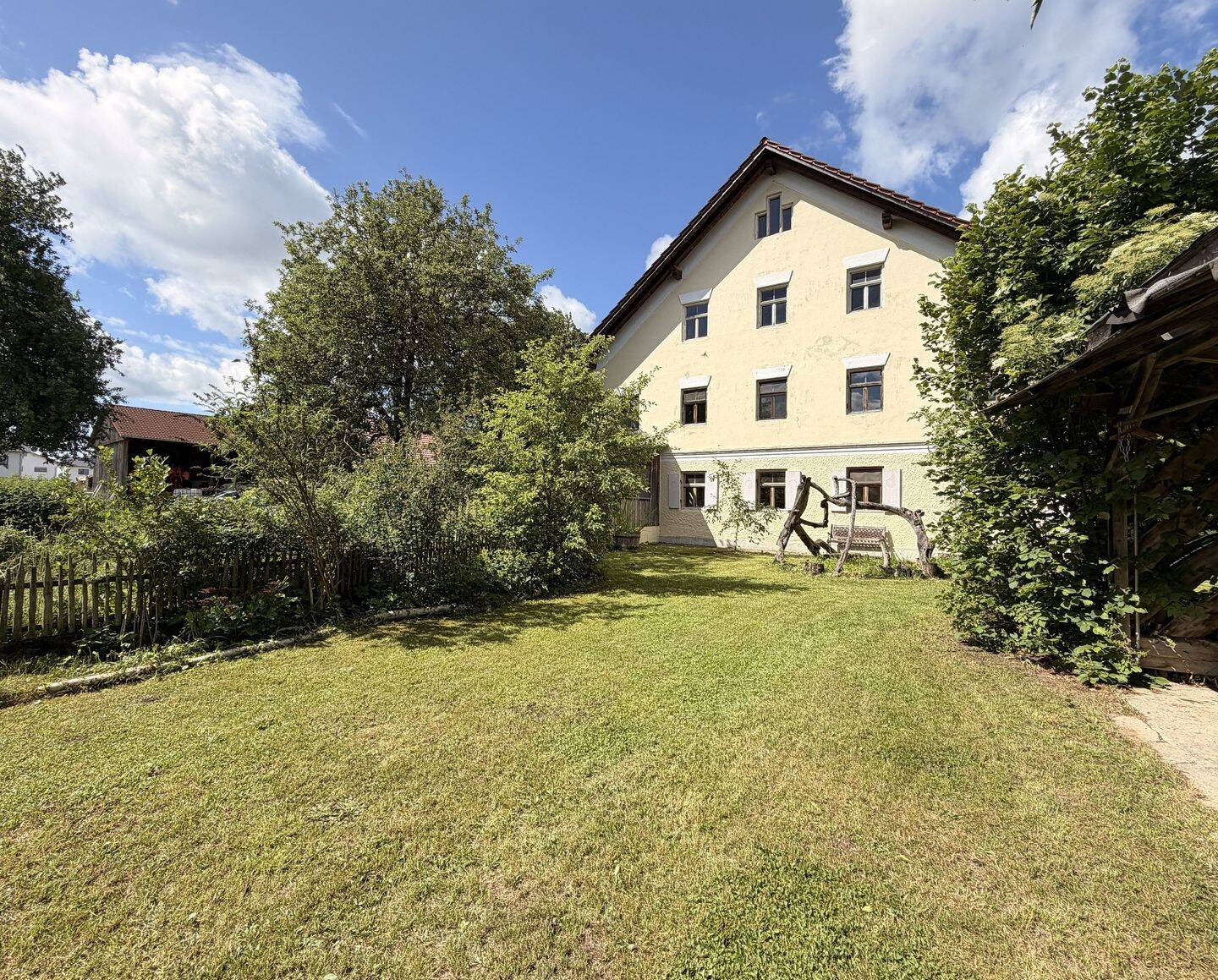 Exklusive ehemalige Hofstelle in Mindelheim‑Nassenbeuren: Historisches, 2026 modernisiertes Anwesen, mit 230 m² Wfl. und viel Nutzfläche mit Privatsph, 87719 Mindelheim