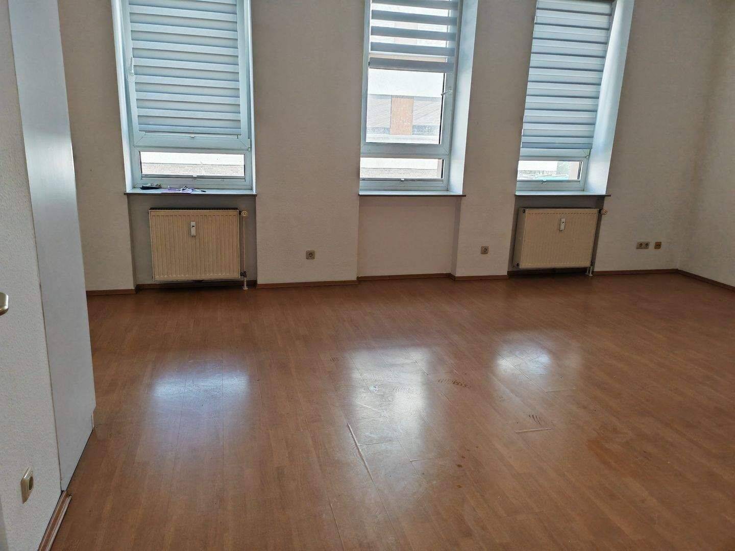 2ZIMMERWOHNUNG HELL EBK BAD BALKON AM BUS/S BAHNHOF REW EIFLER GELEHEN RÖDELHEIM BREITLACHERSTR // NÄHE LIDL ALD NETTO RADILOSTR, 60489 Frankfurt am Main (Rödelheim)