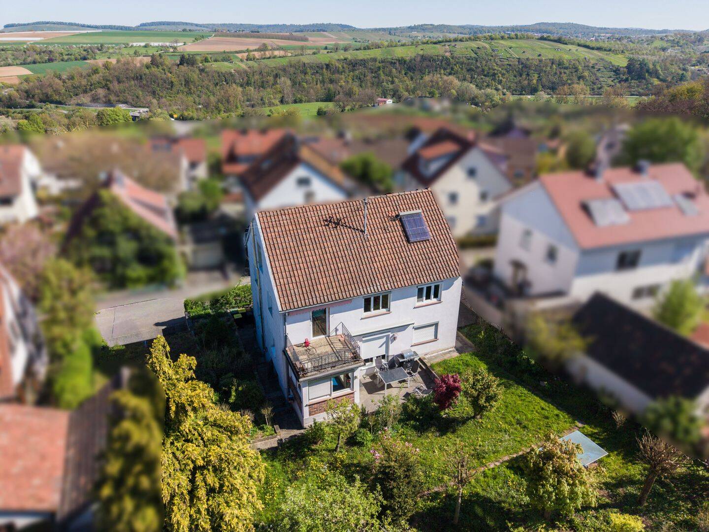 RAUMWUNDER – Großes Ein-bis Zweifamilienhaus mit 3 Garagen und großem Garten, 71729 Erdmannhausen