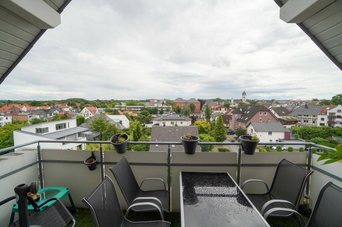 4-Zimmer-Wohnung mit zwei Balkonen, Aufzug, Tiefgarage, zentral aber ruhig beim Marktkauf, 33102 Paderborn