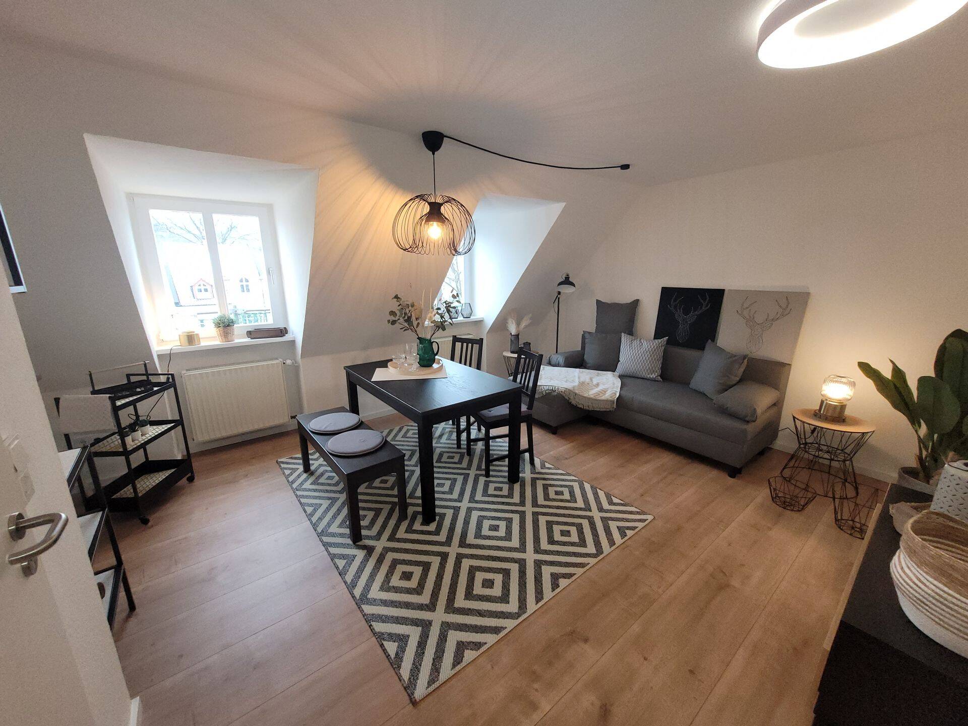 Sehr schöne, helle neu renovierte DG -MAISONETTE WHG 2 Zimmer , MÖBLIERT , Blick auf den Hermann, an Nichtraucher ohne Haustiere zu vermieten, 32756 Detmold