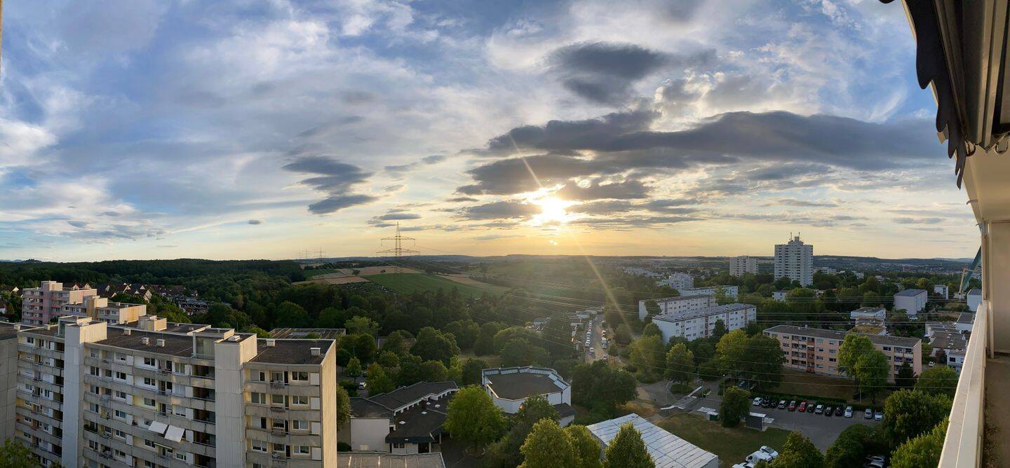 Frisch renovierte 2,5-Zimmer-Wohnung mit sonnigem Balkon, Einbauküche und traumhaftem Weitblick in Nürtingen-Roßdorf, 72622 Nürtingen