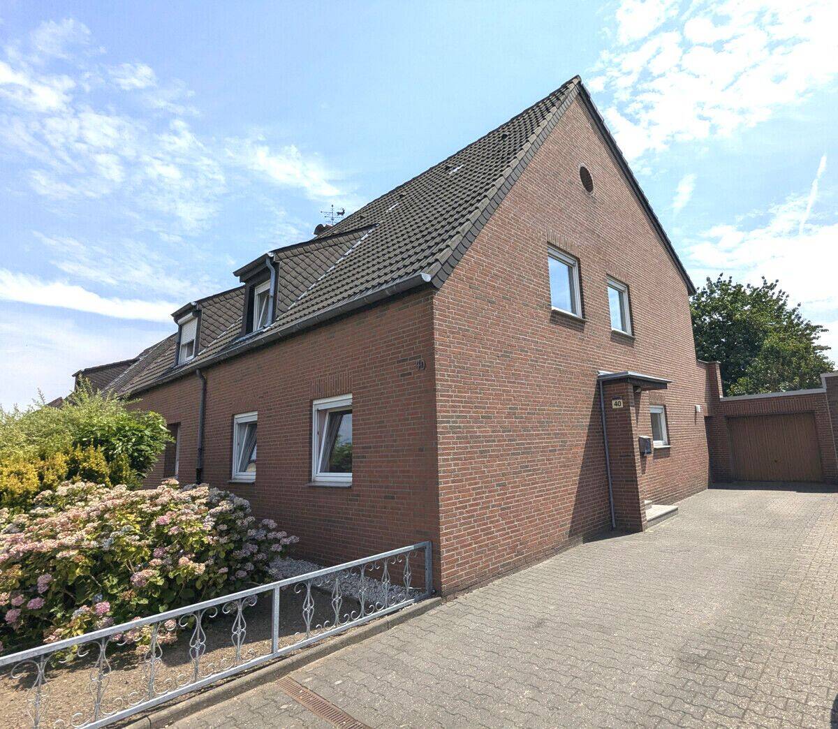 Einfamilienhaus mit großem Garten und Garage in ruhiger Wohnlage sucht neue Eigentümer, 41516 Grevenbroich