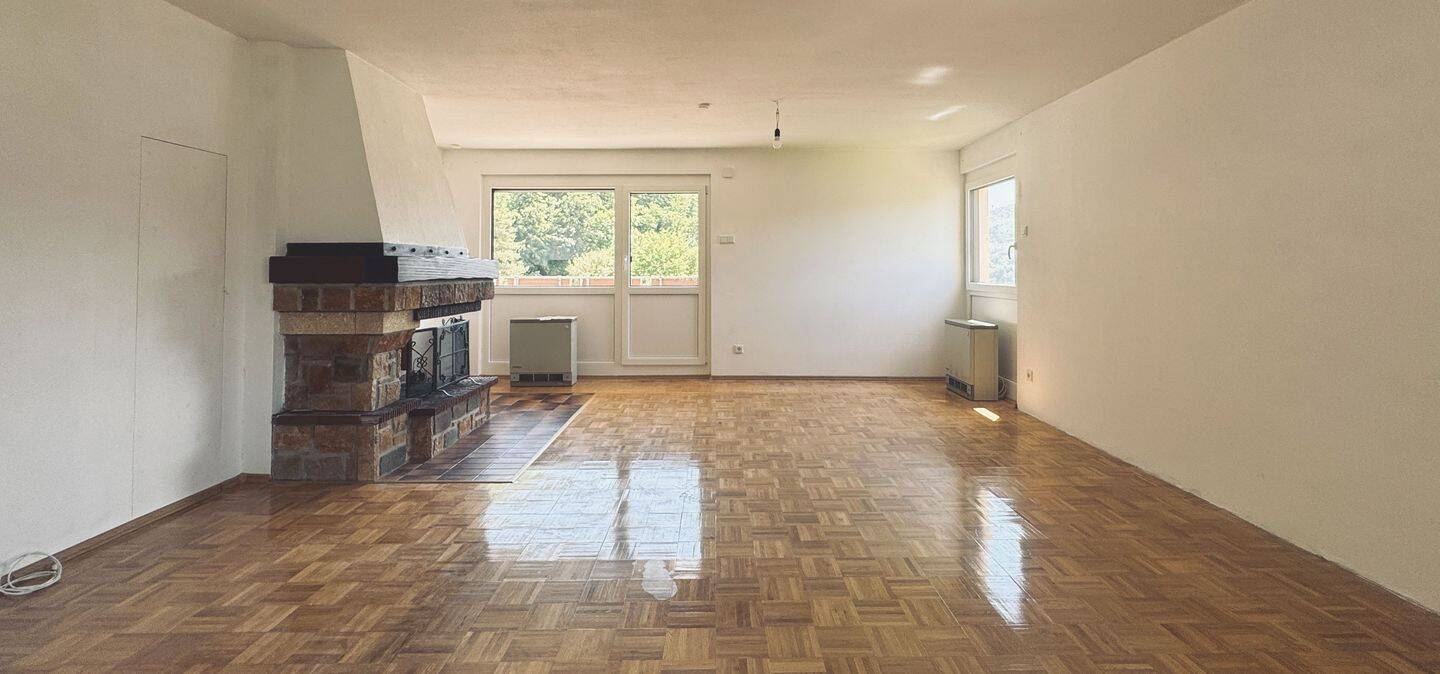 Provisionsfrei: Lichtdurchflutete 3-Zimmer-Wohnung (107 m²) mit Kamin, Tiefgarage und gigantischer Dachterrasse in Bad Urach, 72574 Bad Urach