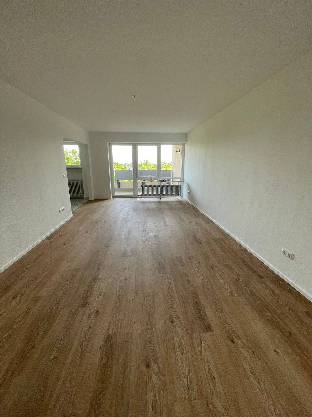 Sanierte 4-Zimmer Wohnung mit großen Balkon, 83024 Rosenheim (Fürstätt Ost Süd West Westerndorf Sankt Peter)