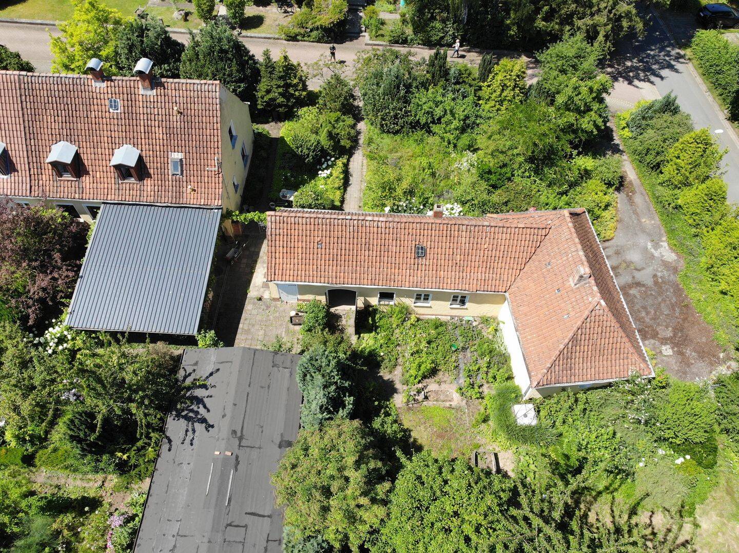 Haus mit Ausbaureserve in Nebengebäude, großer Garten, 3 Garagen, 31319 Sehnde