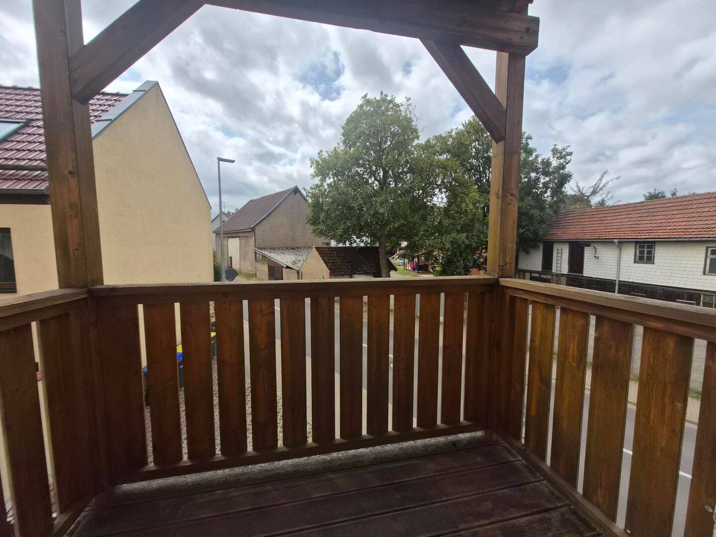 Besichtigung bitte telefonisch abstimmen! – 3 Raumwohnung mit Balkon im 1. Obergeschoss in Uelleben, 99867 Gotha