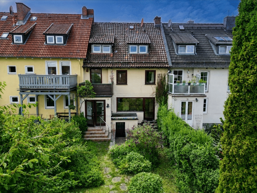 Viel Platz, großer Garten und drei Garagen – Reihenmittelhaus mit Potenzial, 38640 Goslar