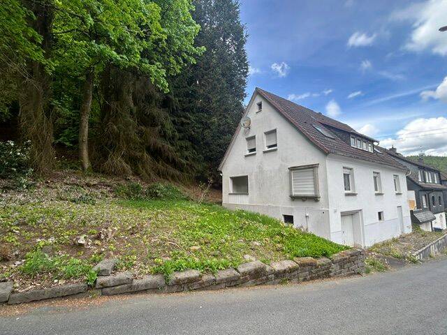 1-2 Familienhaus mit Loggia, Garage und Garten in schöner und ruhiger Wohnlage von Eisern, 57080 Siegen