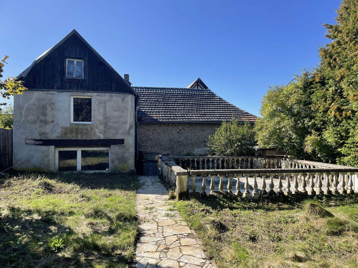 Sanierungsobjekt mit Potenzial: Bis zu 3 Wohneinheiten, 973 m² Grundstück, zentrale Lage, 53949 Dahlem