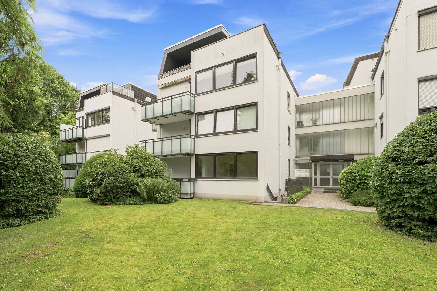 Stilvoll wohnen auf einer Ebene – modernisierte 3 Zimmer Wohnung mit Tiefgaragenstellplatz