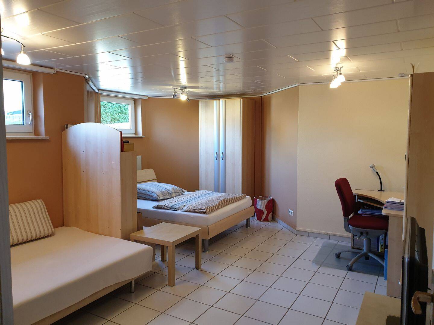 Lichtdurchflutete, unmöblierte Kellerwohnung mit großflächigen Zimmern, 91352 Hallerndorf
